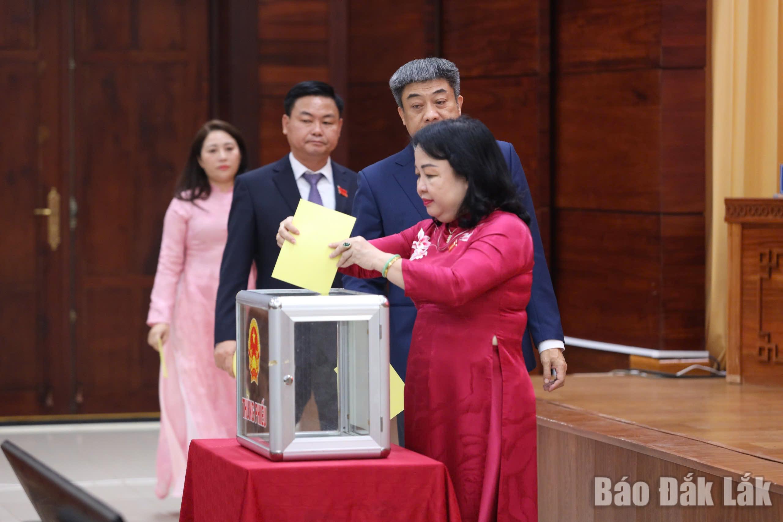 Các đại biểu bỏ phiếu bầu các chức danh chủ chốt của UBND tỉnh. Ảnh: Vạn Tiếp