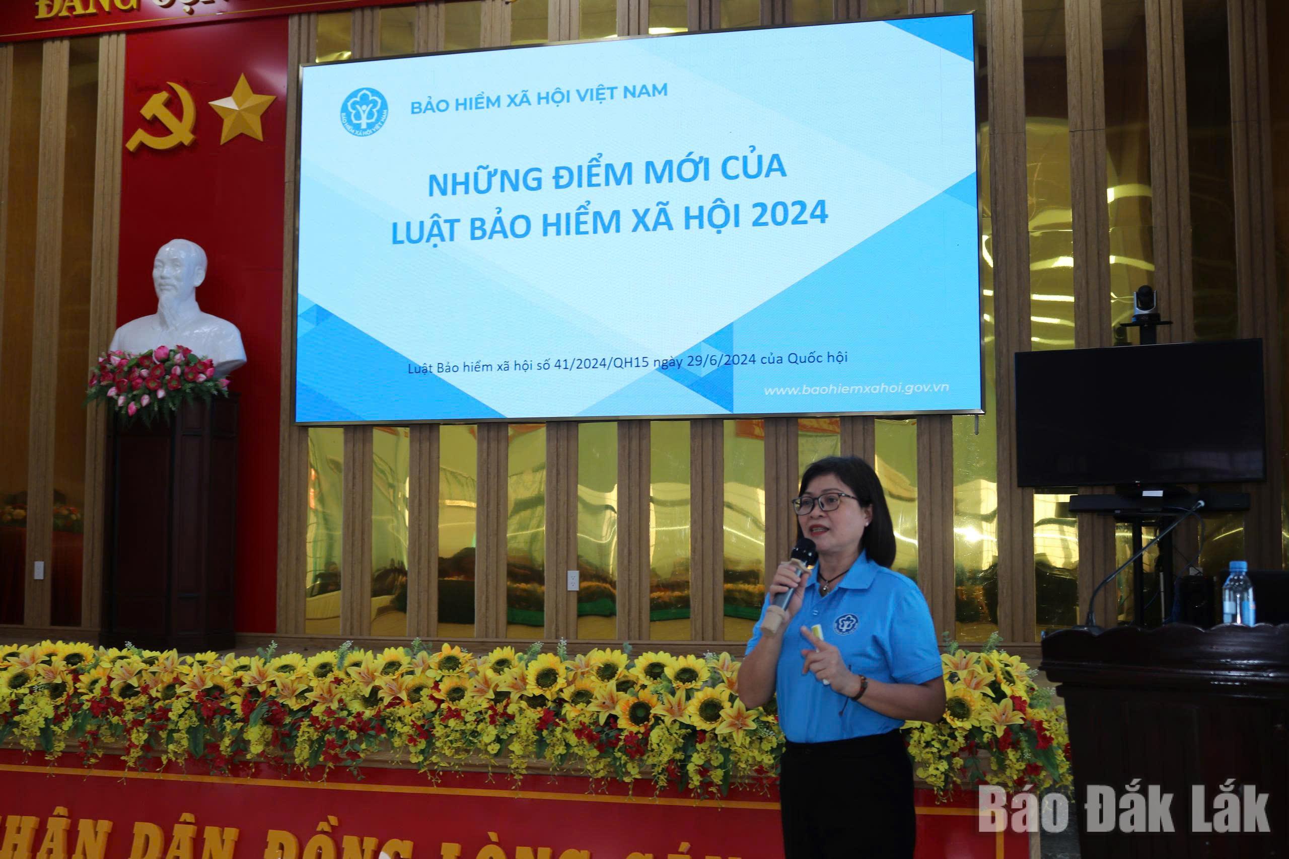 Báo cáo viên BHXH phát biểu tại hội nghị.