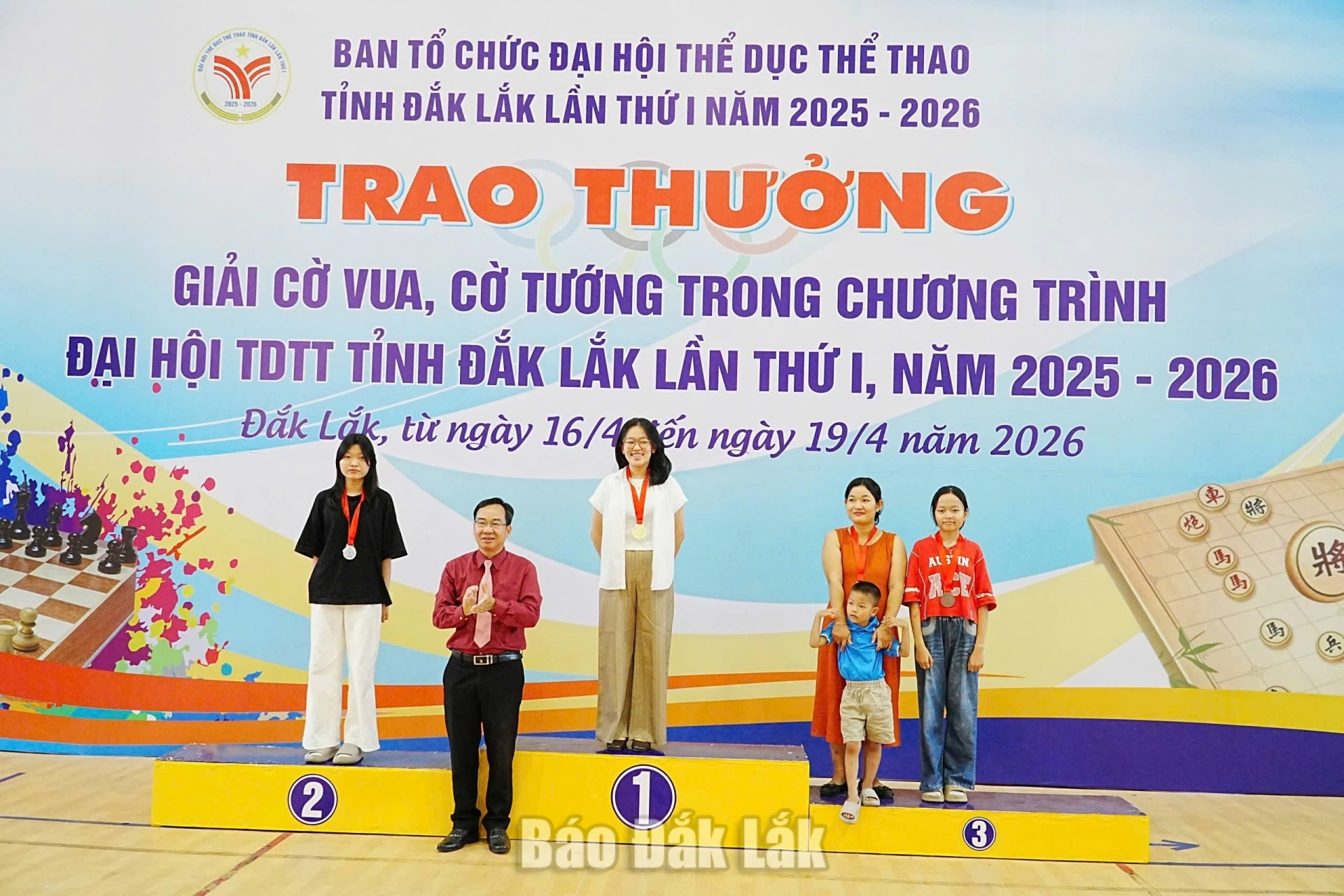 Phó Giám đốc Sở Văn hóa, Thể dục và Thể thao Lê Hoàng Phú trao giải cờ vua nữ cho các kỳ thù xuất sắc  