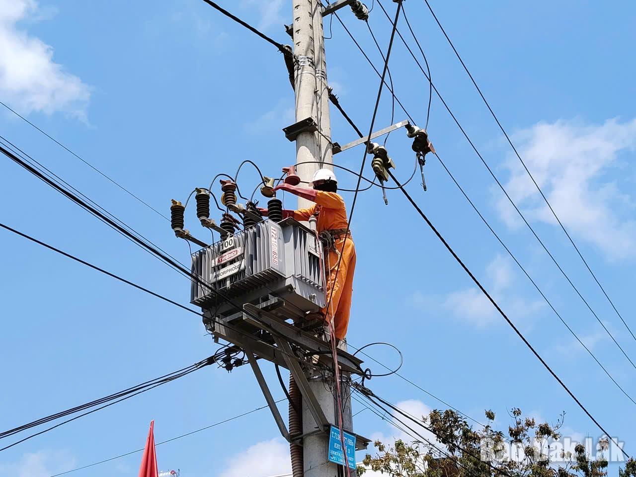 PC Đắk Lắk khẩn trương sửa chữa, bảo dưỡng lưới điện, đảm bảo cung ứng điện mùa nắng nóng.