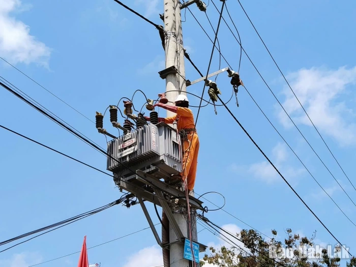 PC Đắk Lắk khẩn trương sửa chữa, bảo dưỡng lưới điện, bảo đảm cung ứng điện mùa nắng nóng