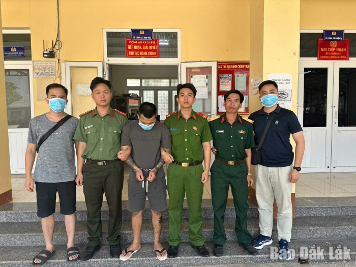 Bắt giữ đối tượng truy nã khi đang lẩn trốn tại xã biên giới Ia R'vê Bắt giữ đối tượng truy nã khi đang lẩn trốn tại xã biên giới Ia R'vê