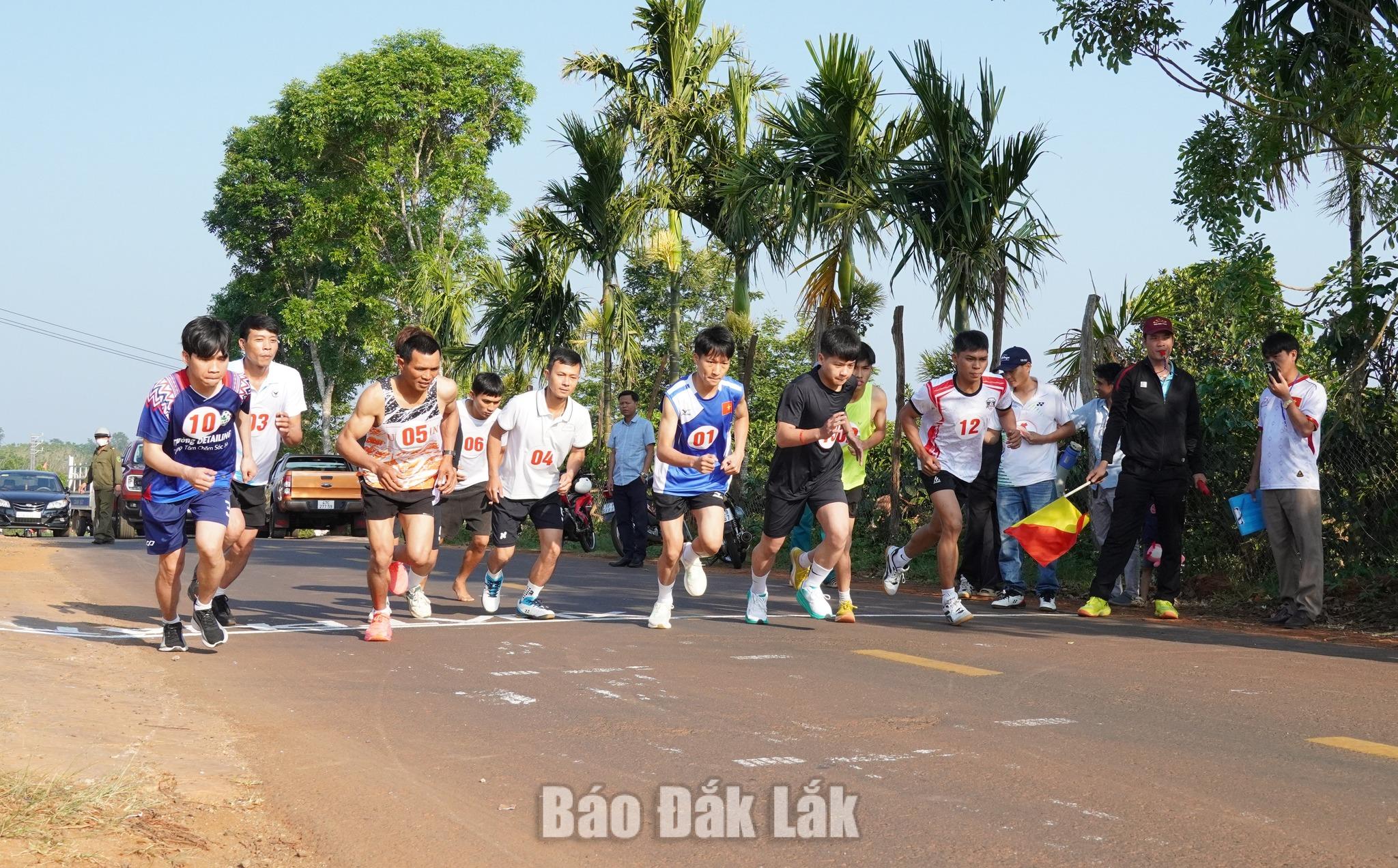 Các vận động viên xuất phát ở cự ly 5km dành cho nam môn Việt dã.