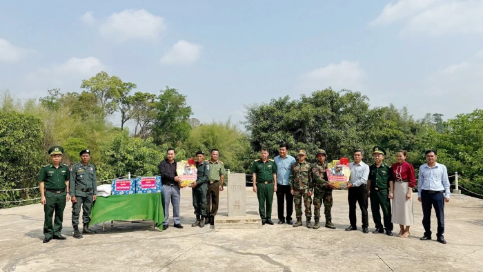 Lãnh đạo xã Buôn Đôn thăm, chúc Tết Chol Chnam Thmay lực lượng bảo vệ biên giới Campuchia