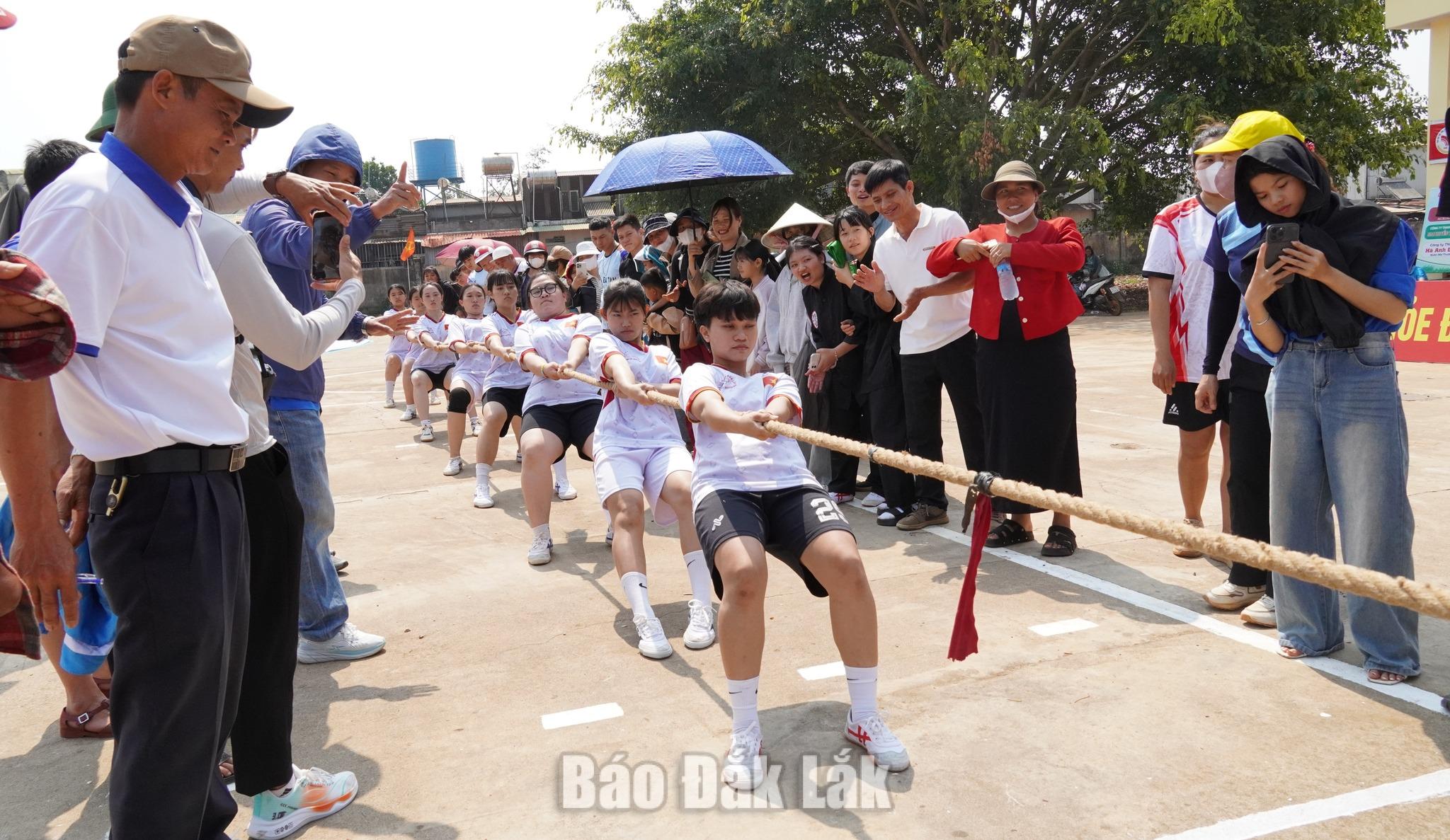 Các vận động viên thi đấu ở môn Kéo co nam - nữ.