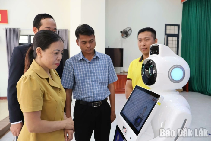 Xã Ea Knuếc: Triển khai “Robot lễ tân AI” trợ giúp thủ tục hành chính Xã Ea Knuếc: Triển khai “Robot lễ tân AI” trợ giúp thủ tục hành chính