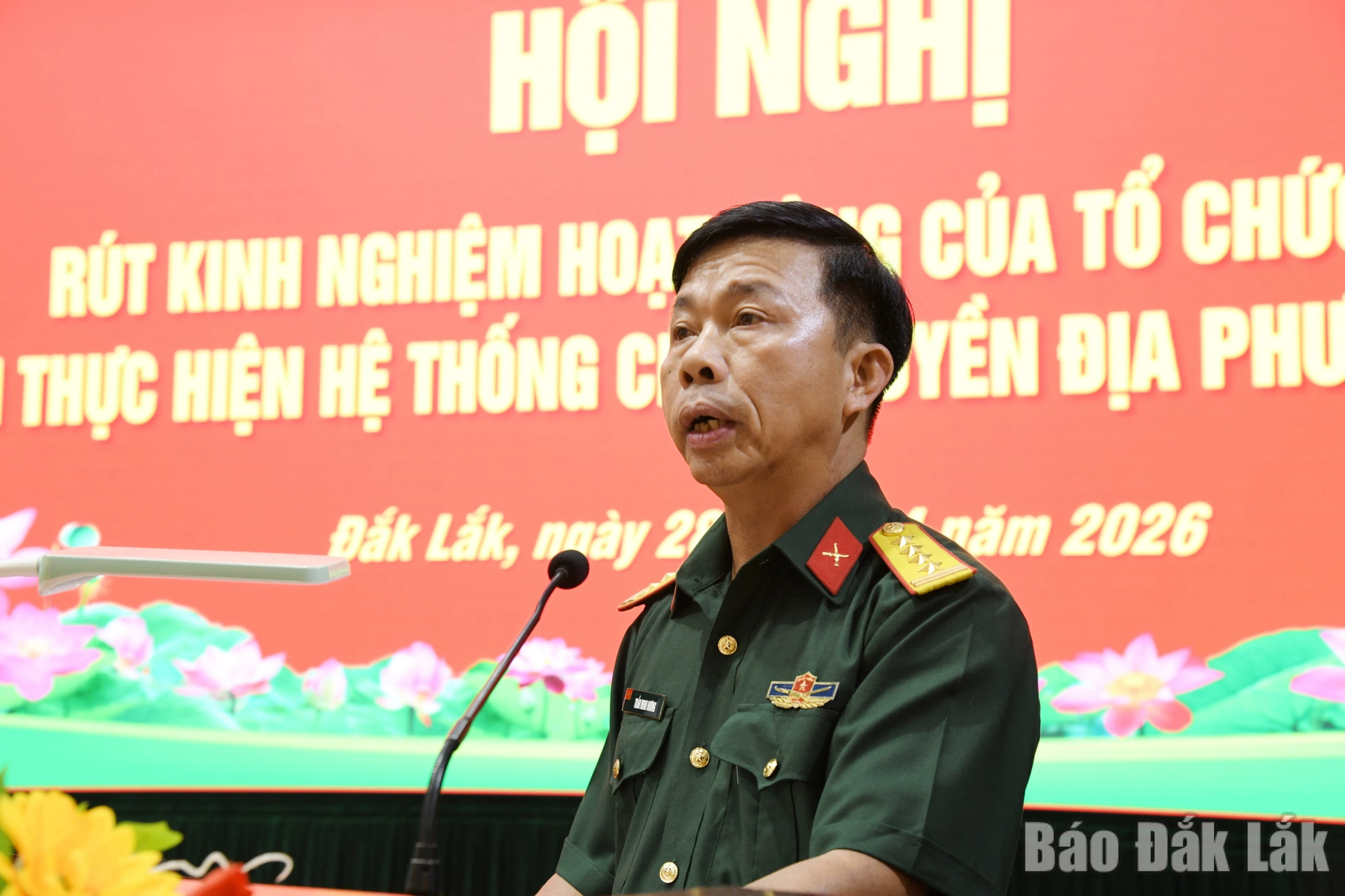 Đại tá Đỗ Xuân Hùng, Phó Tham mưu trưởng Quân khu 5 phát biểu tại hội nghị.