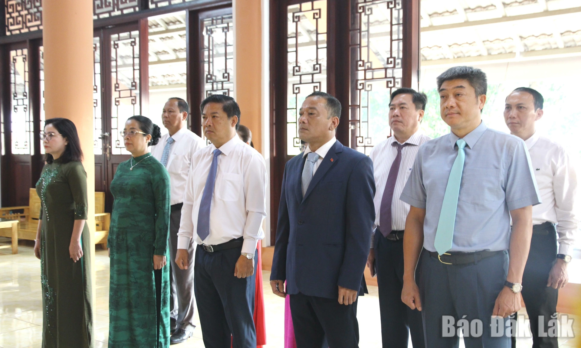 Các đồng chí lãnh đạo tỉnh dâng hương Chủ tịch Hồ Chí Minh, Đại tướng Võ Nguyên Giáp và các Anh hùng liệt sĩ tại Đền thờ Liệt sĩ tỉnh.