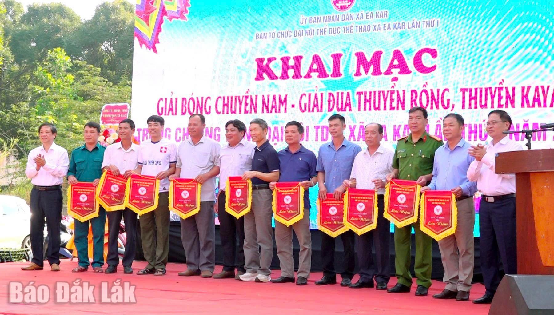 Lãnh đạo xã Ea Kar tặng cờ lưu niệm cho các đơn vị tham gia giải.