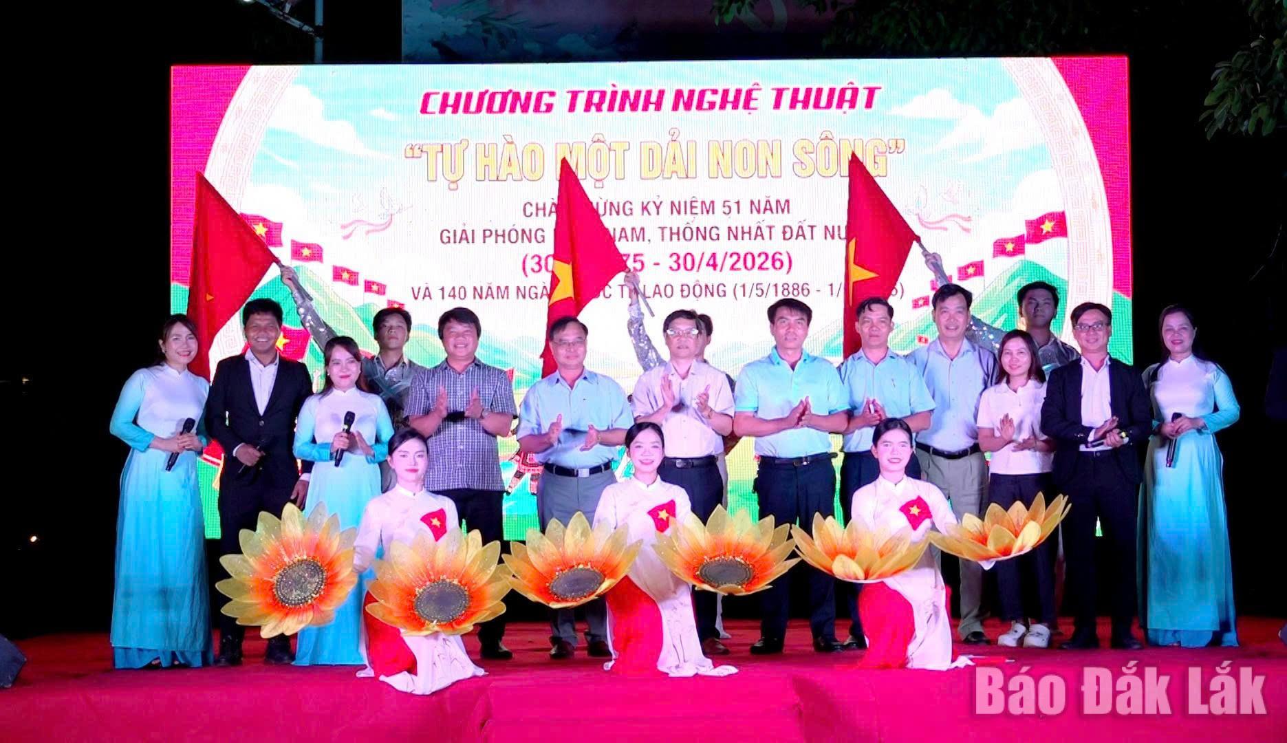 Chương trình văn nghệ tuyên truyền với chủ đề “Tự hào một dải non sông” chào mừng ngày 30/4 và 1/5.