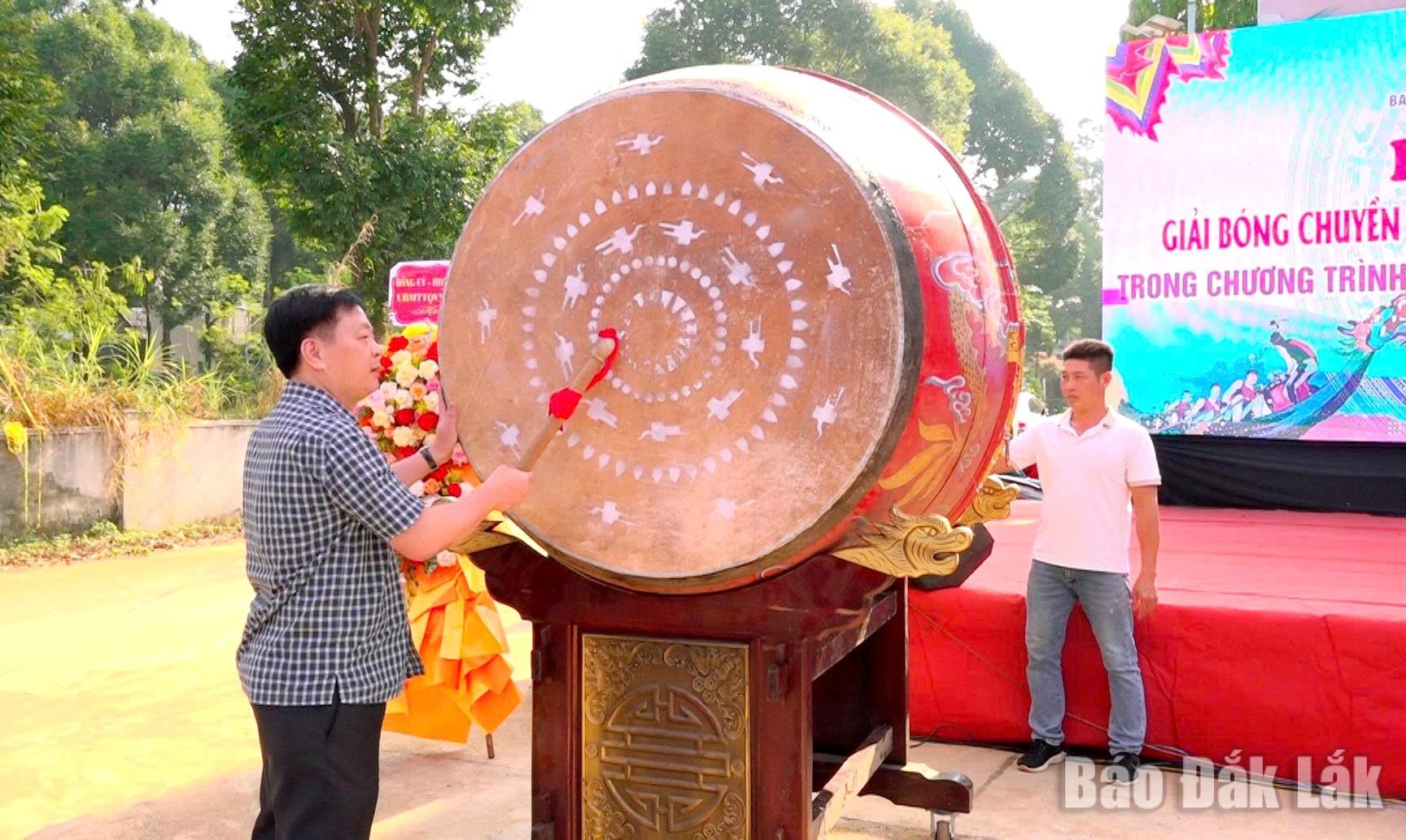 Bí thư Đảng ủy, Chủ tịch HĐND xã Ea Kar Trần Quang Trung đánh trống khai mạc giải đấu.