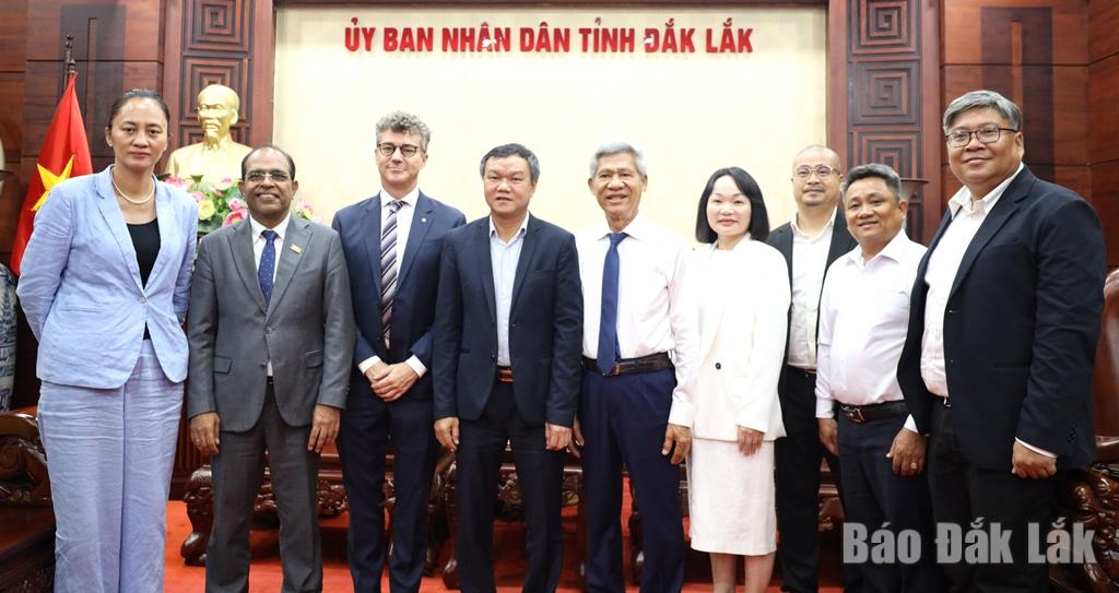 Các đại biểu tham dự buổi tiếp xã giao chụp ảnh lưu niệm.