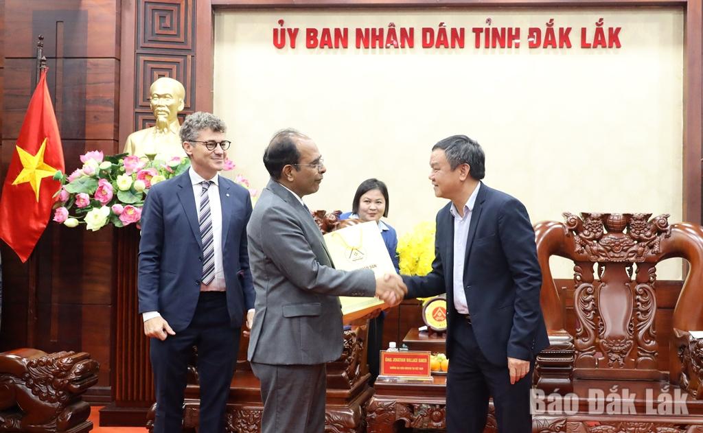 Phó Chủ tịch UBND tỉnh Đắk Lắk Đào Mỹ tặng quà lưu niệm cho ông Vinod Ahuja, Trưởng Đại diện FAO tại Việt Nam. 