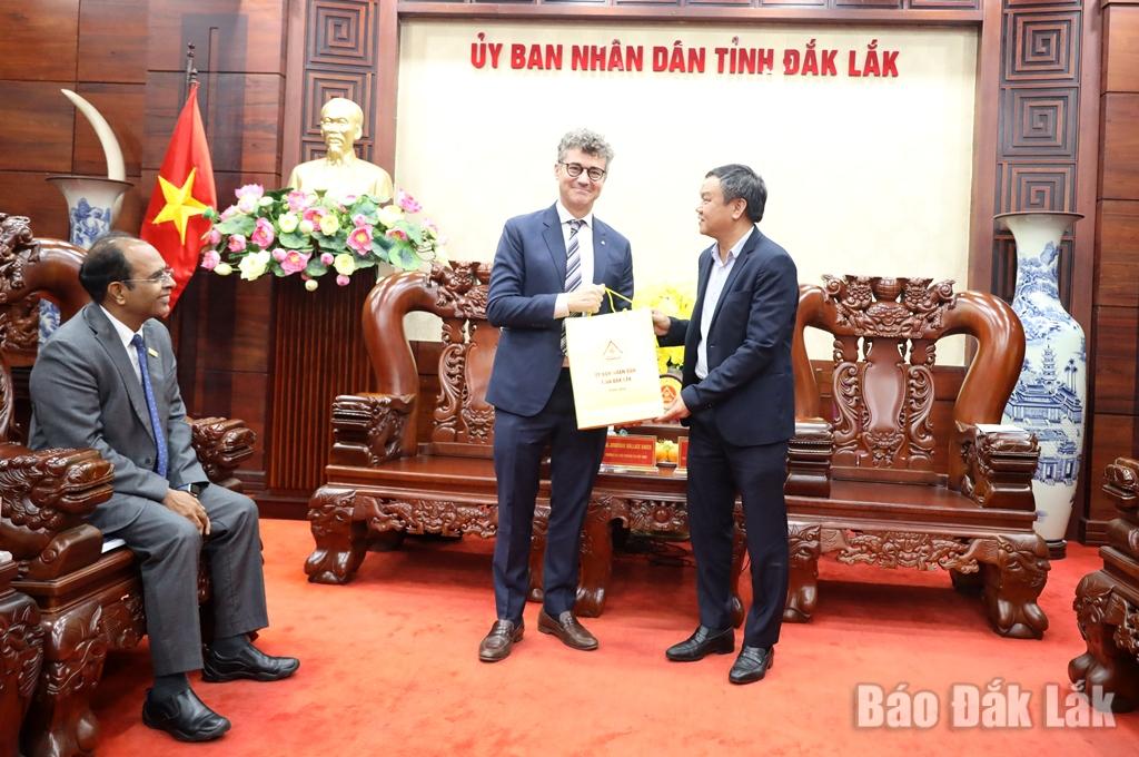 Phó Chủ tịch UBND tỉnh Đắk Lắk Đào Mỹ tặng quà lưu niệm cho ông Jonathan Wallace Baker, Trưởng Đại diện UNESCO tại Việt Nam.