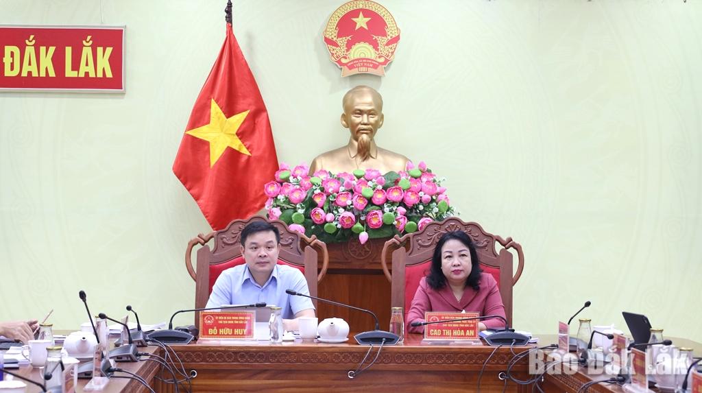 Đồng chí Cao Thị Hòa An, Ủy viên Trung ương Đảng, Phó Bí thư Thường trực Tỉnh ủy, Chủ tịch HĐND tỉnh và đồng chí Đỗ Hữu Huy, Ủy viên dự khuyết Trung ương Đảng, Chủ tịch UBND tỉnh chủ trì hội nghị tại điểm cầu tỉnh Đắk Lắk.