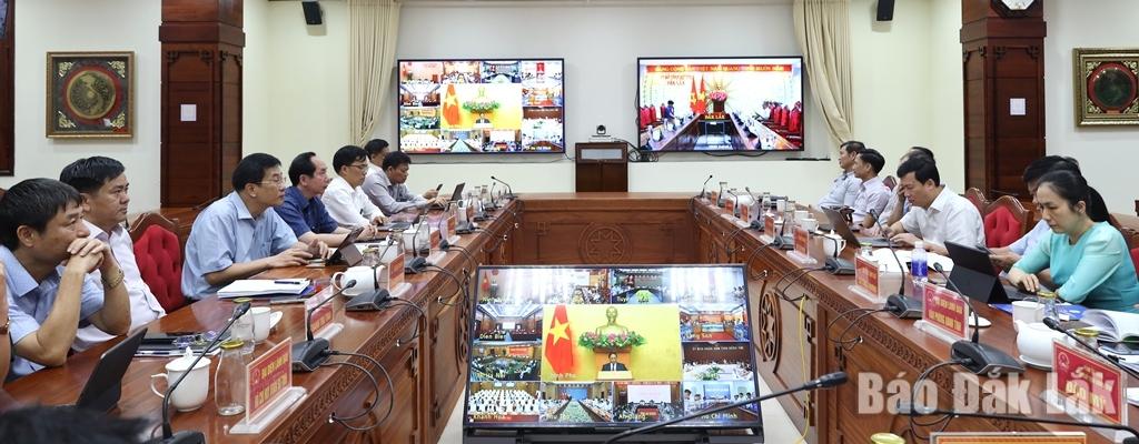 Đại biểu điểm cầu tỉnh Đắk Lắk nghe phát biểu kết luận của Thủ tướng Chính phủ Phạm Minh Chính.
