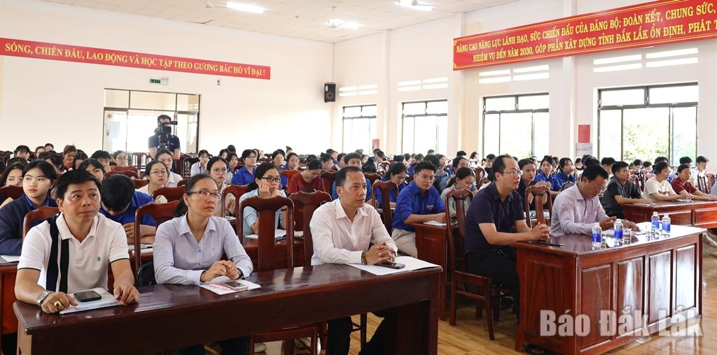 Các đại biểu và học viên tham dự khai mạc lớp bồi dưỡng nhận thức về Đảng.