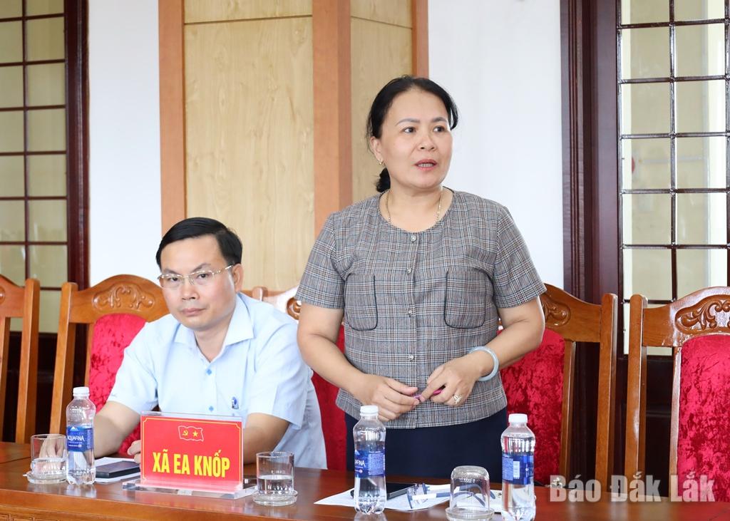 Chủ tịch Ủy ban MTTQ Việt Nam xã Ea Knốp Nguyễn Thị Thanh Giang nêu ý kiến tại buỗi lễ.