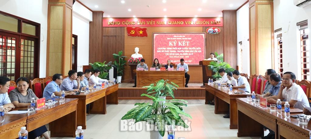 Các đại biểu tham gia lễ ký kết.