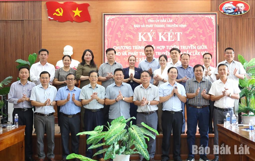 Các đại biểu chụp ảnh lưu niệm tại lễ ký kết.