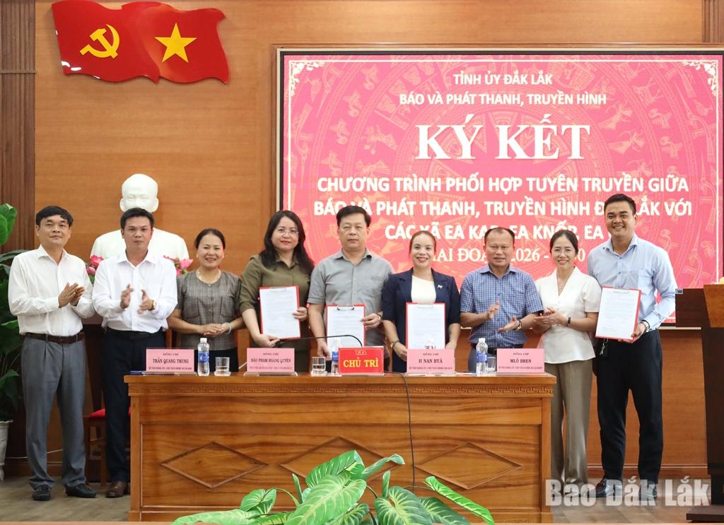 Lãnh đạo Báo và Phát thanh, Truyền hình Đắk Lắk cùng Thường trực Đảng ủy các xã Ea Kar, Ea Ô và Ea Knốp ký kết chương trình phối hợp tuyên truyền giai đoạn 2026 - 2030.