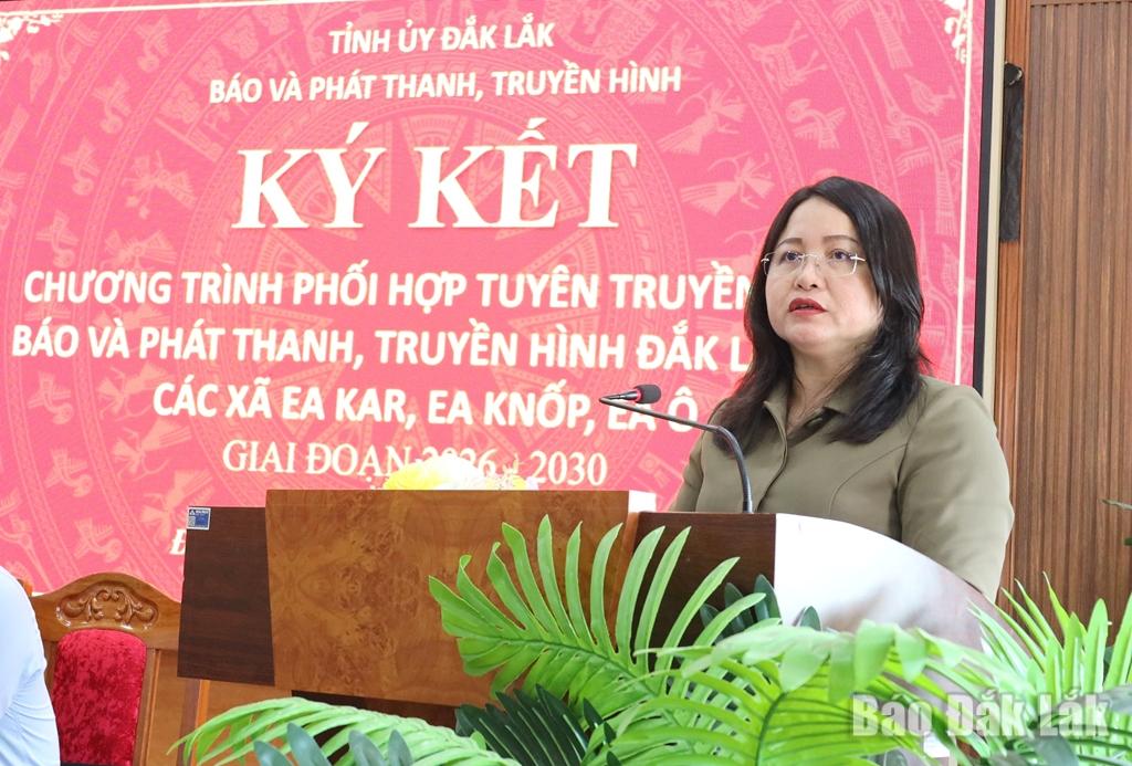 Tỉnh ủy viên, Giám đốc Báo và Phát thanh, Truyền hình Đắk Lắk Đào Phạm Hoàng Quyên phát biểu tại lễ ký kết.