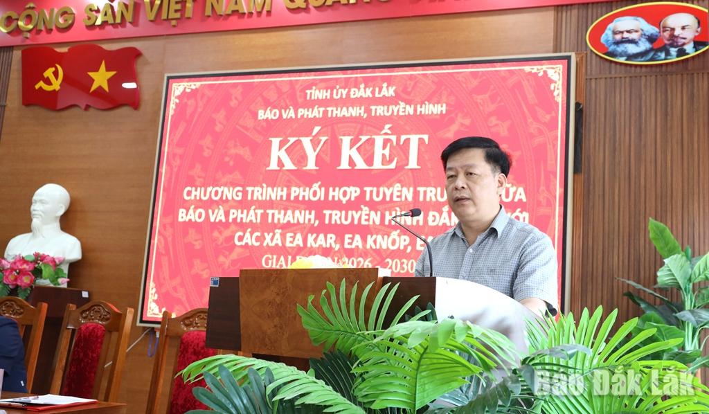 Bí thư Đảng ủy, Chủ tịch HĐND xã Ea Kar Trần Quang Trung phát biểu tại lễ ký kết.