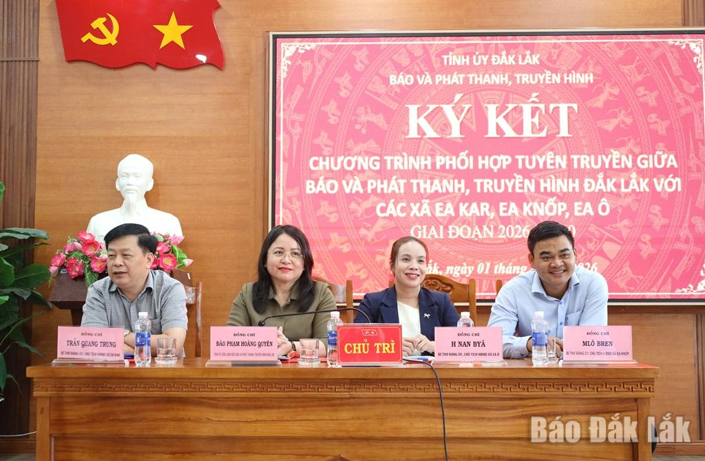 Tỉnh ủy viên, Giám đốc Báo và Phát thanh, Truyền hình Đắk Lắk Đào Phạm Hoàng Quyên; Bí thư Đảng ủy, Chủ tịch HĐND xã Ea Kar Trần Quang Trung; Bí thư Đảng ủy, Chủ tịch HĐND xã Ea Knốp Mlô Bren; Bí thư Đảng ủy, Chủ tịch HĐND xã Ea Ô H Nan Byă chủ trì lễ ký kết.