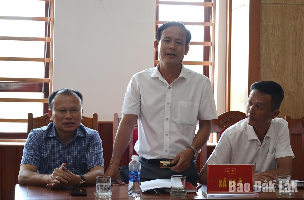 Phó Bí thư Thường trực Đảng ủy xã Ea Ô Nguyễn Ngọc Trí nêu ý kiến tại lễ ký kết.