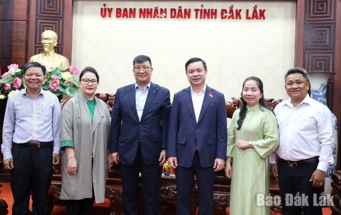 Đại sứ đặc mệnh toàn quyền Mông Cổ tại Việt Nam chào xã giao lãnh đạo UBND tỉnh