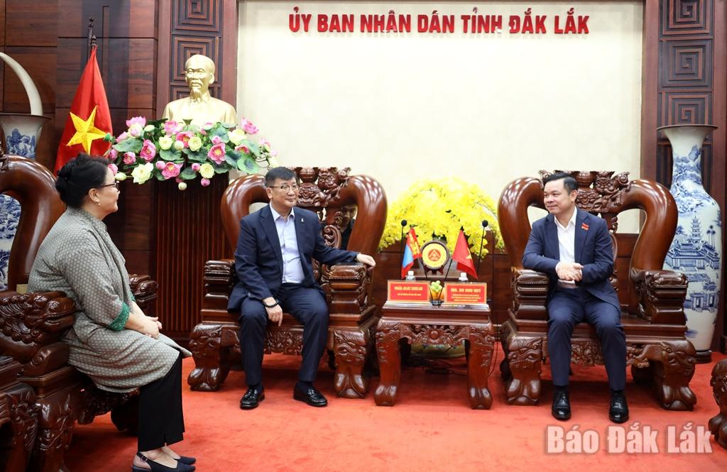 Đồng chí Đỗ Hữu Huy, Ủy viên dự khuyết Trung ương Đảng, Phó Bí thư Tỉnh ủy, Chủ tịch UBND tỉnh Đắk Lắk tiếp Ngài Jigjee Sereejav, Đại sứ đặc mệnh toàn quyền Mông Cổ tại Việt Nam và phu nhân.