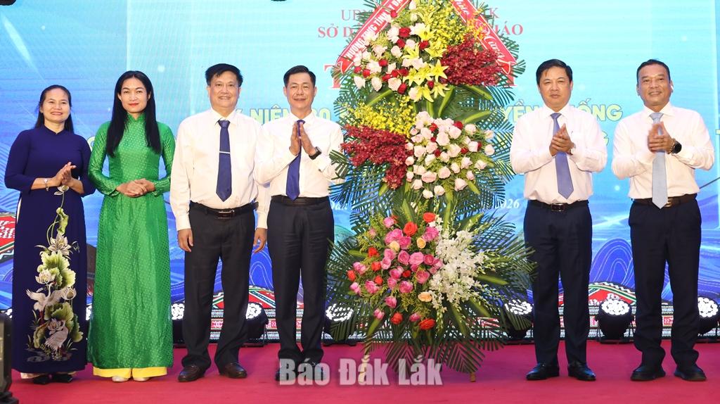 có các đồng chí: Lương Nguyễn Minh Triết, Ủy viên Trung ương Đảng, Bí thư Tỉnh ủy, Trưởng Đoàn đại biểu Quốc hội tình; Y Giang Gry Niê Knơng, Phó Bí thư Tỉnh ủy, Chủ tịch Ủy ban MTTQ Việt Nam tỉnh; Nguyễn Thiên Văn, Phó Chủ tịch UBND tỉnh tặng hoa chúc mừng Sở Dân tộc - Tôn giáo.