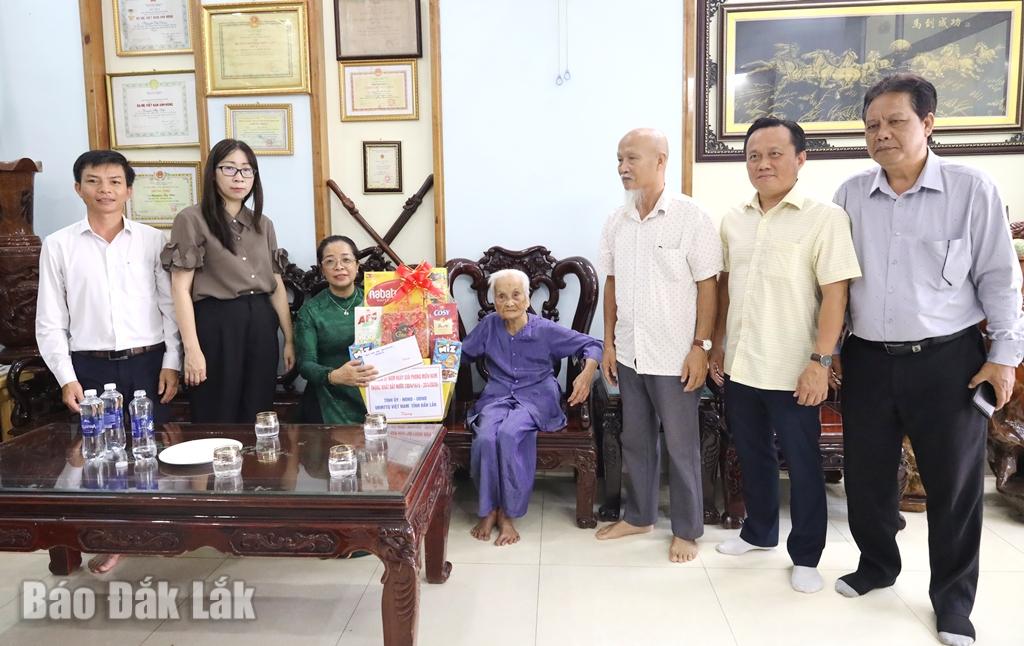 Phó Bí thư Tỉnh ủy Huỳnh Thị Chiến Hòa cùng đoàn công tác tặng quà Mẹ Việt Nam anh hùng Nguyễn Thị Nữa.