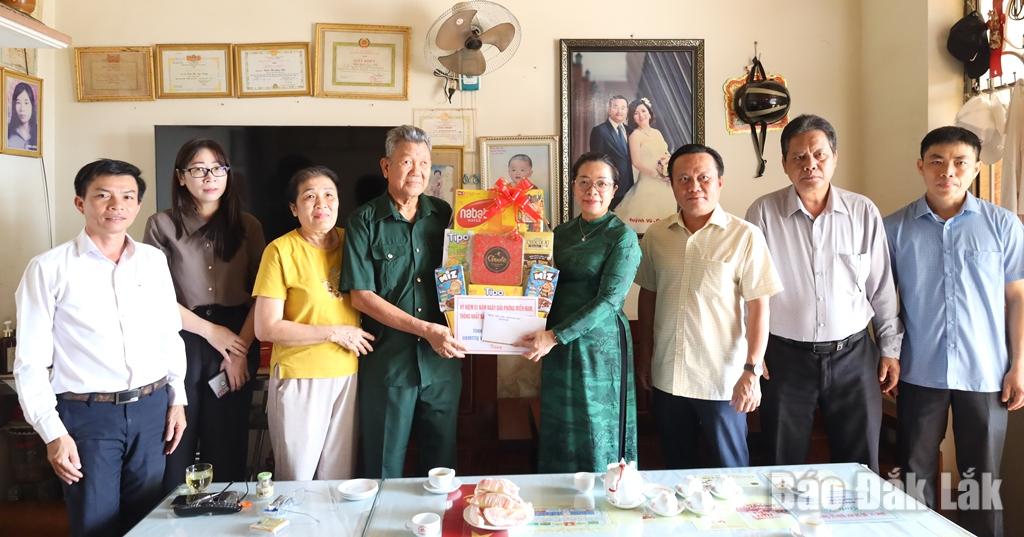 Phó Bí thư Tỉnh ủy Huỳnh Thị Chiến Hòa cùng đoàn công tác thăm, tặng quà thương binh Trần Trung Hiếu.