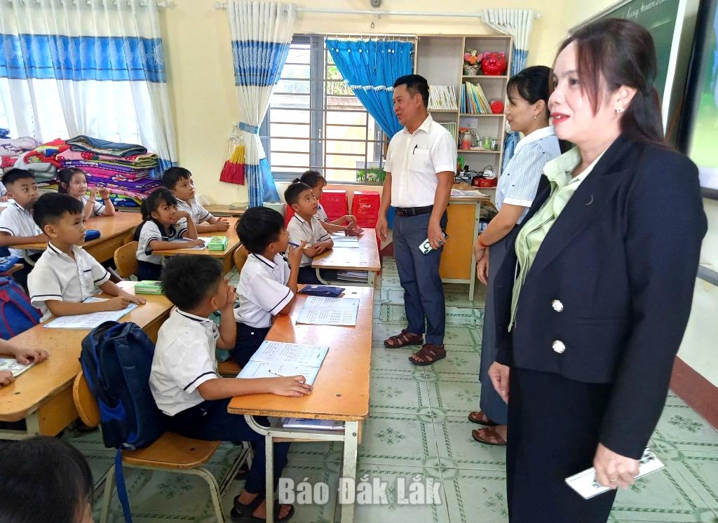 Lãnh đạo Đảng ủy, UBND xã Ea Ô kiểm tra phòng học được bàn giao, d9ưa vào sử dụng tại Trường Tiểu học Lê Văn Tám.