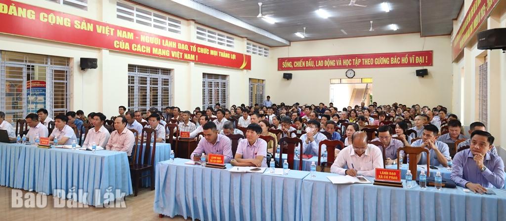 Các đại biểu và cử tri tham dự buổi tiếp xúc cử tri tại xã Ea Knốp và Cư Prao.