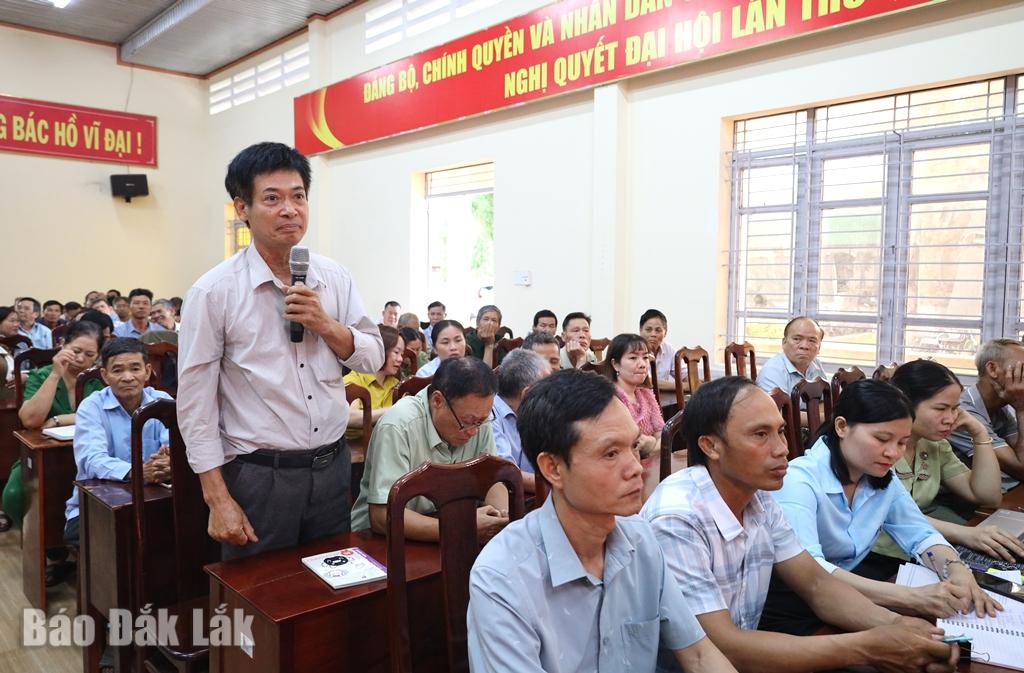 Cử tri xã Ea Knốp nêu các ý kiến, kiến nghị tại buổi tiếp xúc cử tri.