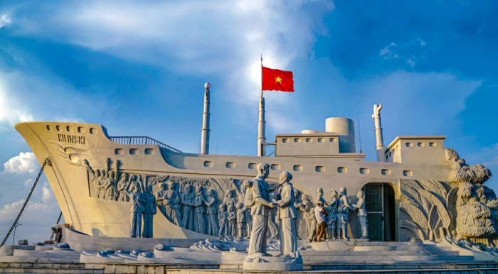 Tượng đài Chuyến tàu tập kết ra Bắc
ở vùng đất cuối phương Nam