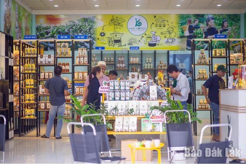 Khách tham quan, mua sản phẩm cà phê KABI tại xưởng sản xuất của Công ty TNHH Nông sản Hoàng Hân.