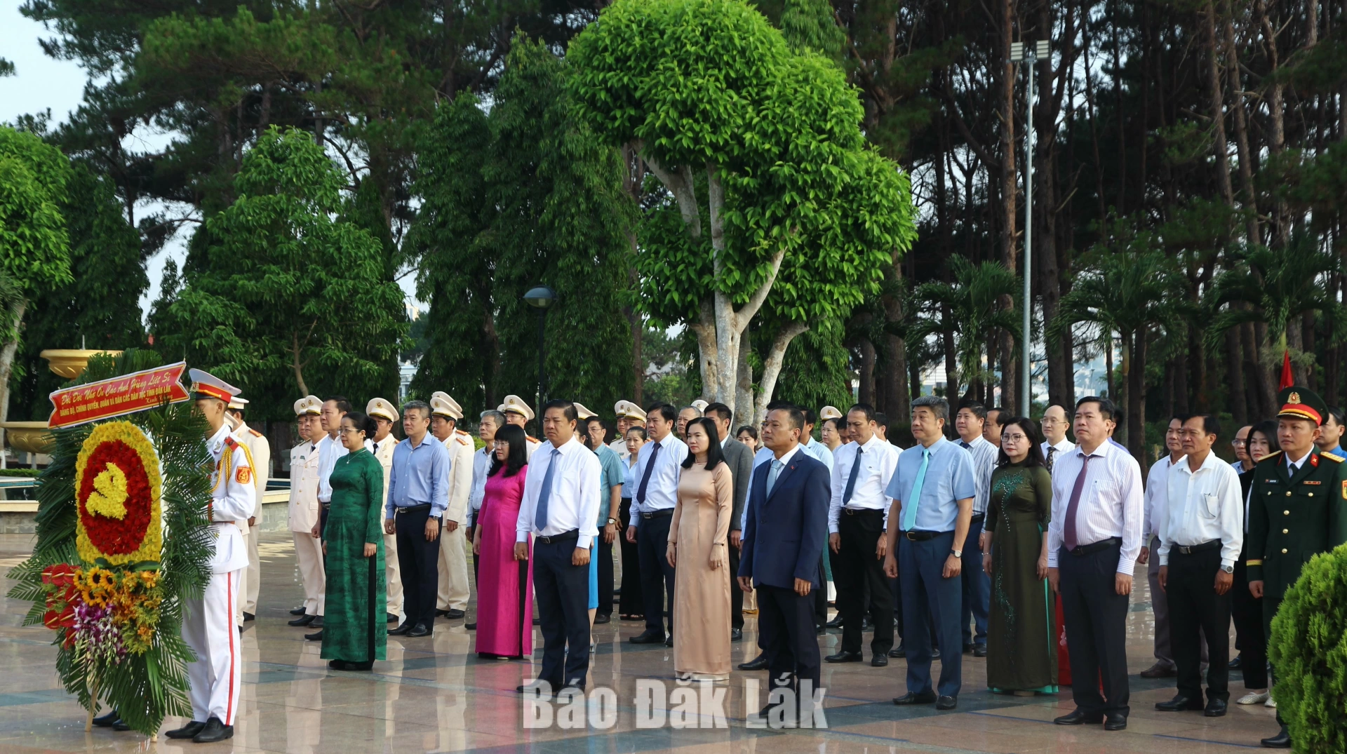 Các đại biểu tham dự Lễ viếng Nghĩa trang Liệt sĩ tỉnh.