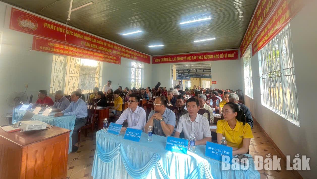 Quang cảnh phiên giao dịch việc làm tại xã Krông Bông.