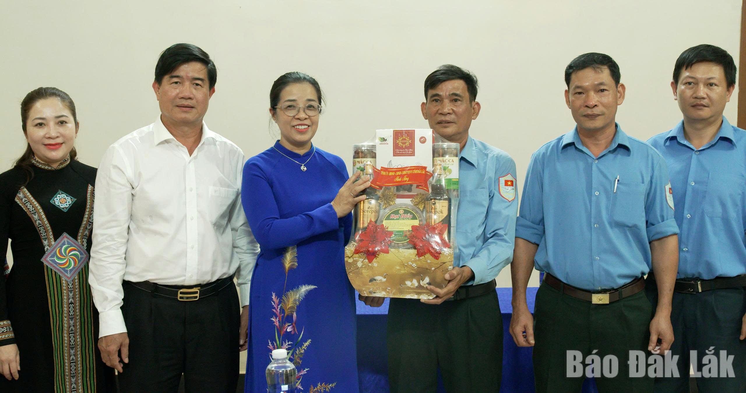 Trong khuôn khổ chuyến công tác, đoàn đã đến thăm, chúc Tết Đội K51 đang làm nhiệm vụ tại Campuchia.