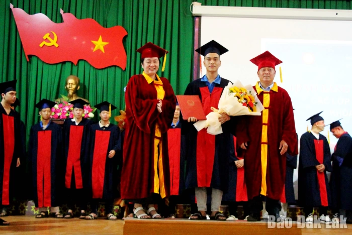 Trường Cao đẳng Đắk Lắk: Trao bằng tốt nghiệp cho 189 sinh viên khóa 49C