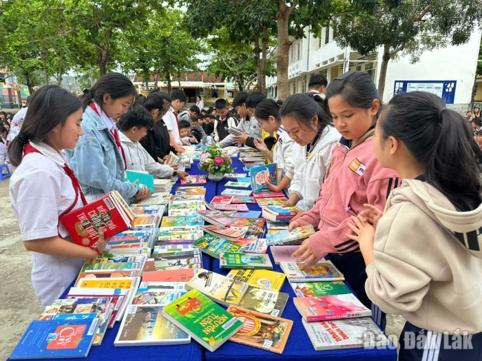 Tổ chức phục vụ sách lưu động cho hàng ngàn học sinh Tổ chức phục vụ sách lưu động cho hàng ngàn học sinh