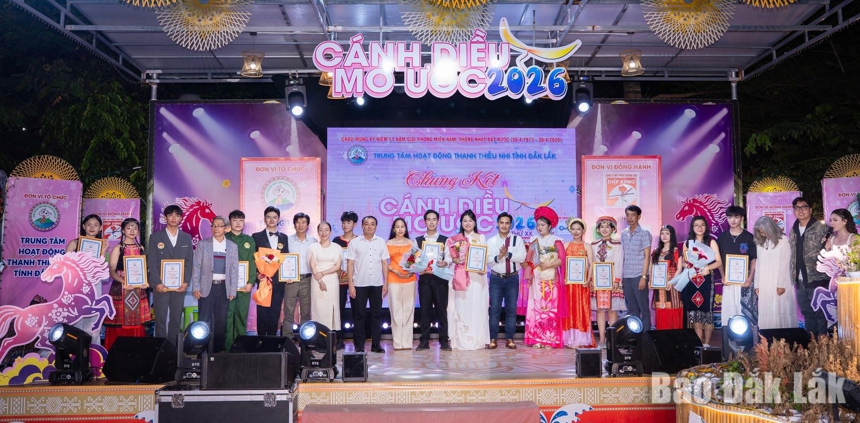 Ban tổ chức trao giải cho các thí sinh.