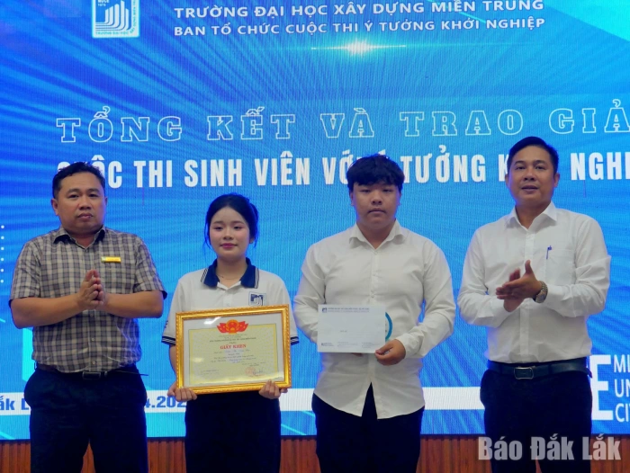Trao thưởng cho 3 ý tưởng dự án khởi nghiệp của sinh viên