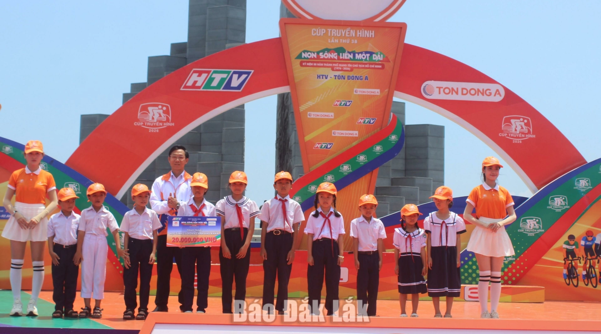 Ban tổ chức trao tặng học bổng cho các em học sinh trên địa bàn phường Tuy Hòa.