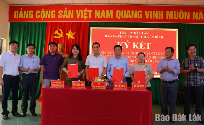 Báo và Phát thanh, Truyền hình Đắk Lắk ký kết phối hợp tuyên truyền với các xã Ea Nuôl, Buôn Đôn, Ea Wer