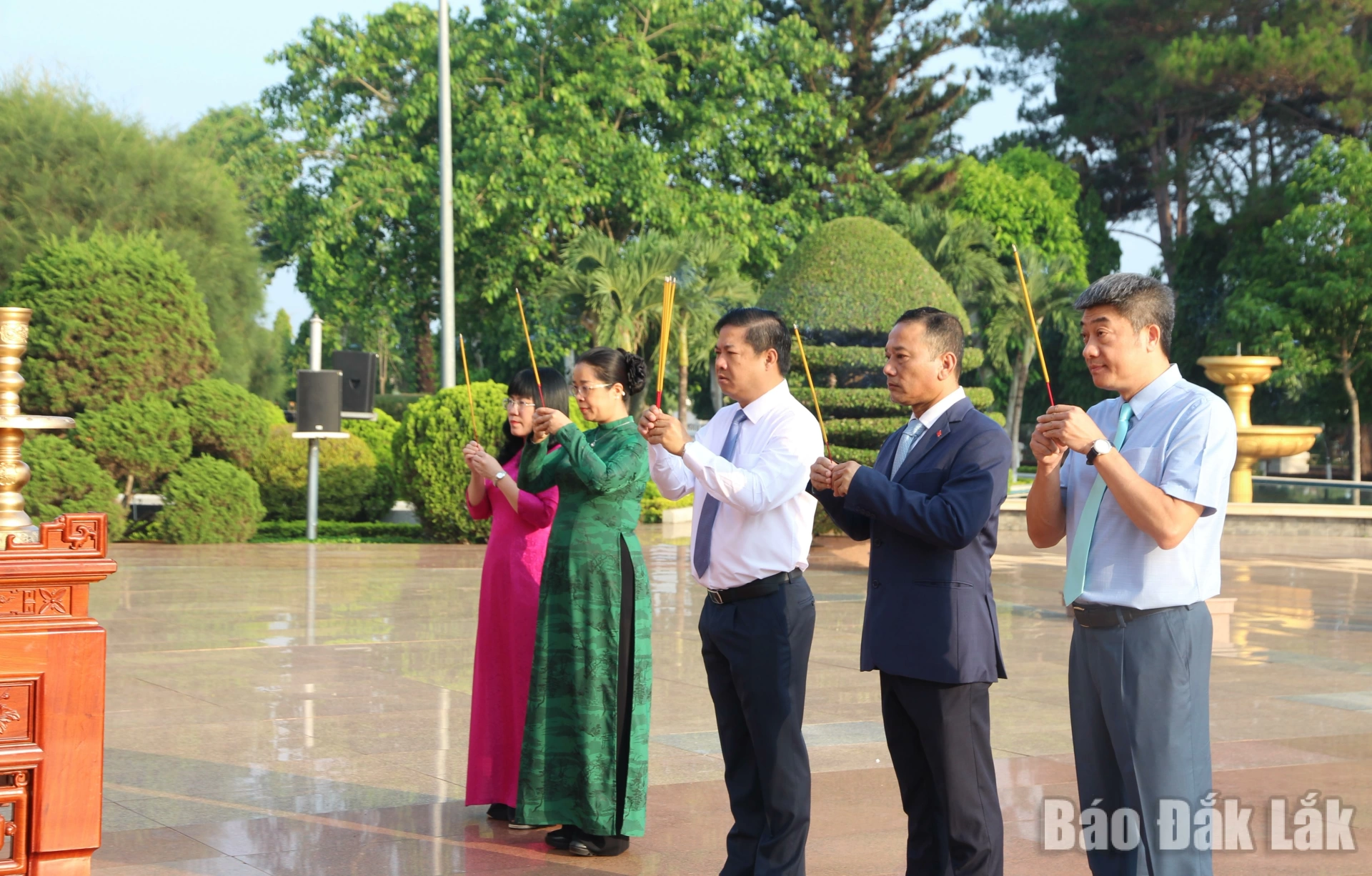 Các đồng chí lãnh đạo tỉnh dâng hương trước Tượng đài Tổ quốc ghi công.