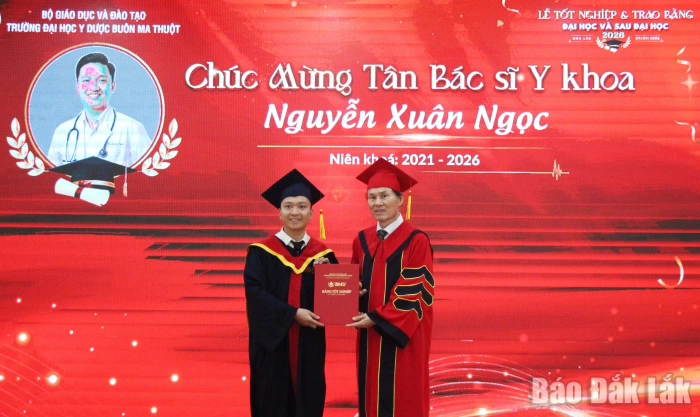 Trao bằng tốt nghiệp cho 136 tân bác sĩ Chuyên khoa cấp I và Y khoa